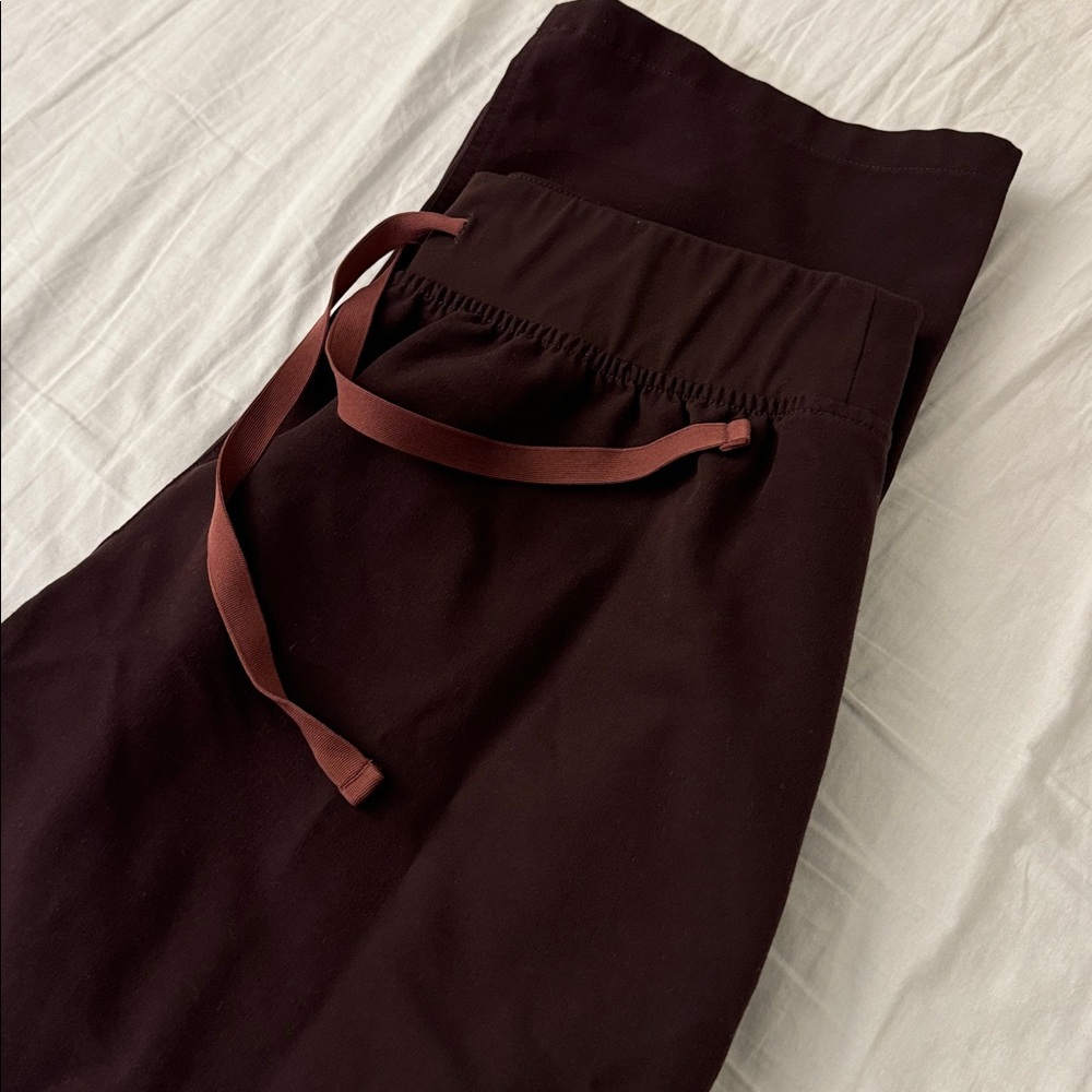 Women's espresso high waisted Livingston - petite scrub pants - Picture 4 of 9